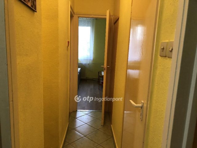 Eladó téglalakás, Ajkán 41.99 M Ft, 2 szobás