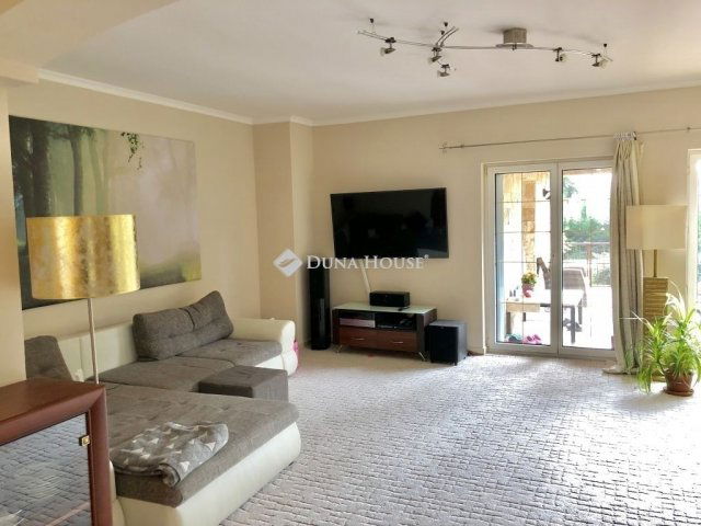 Eladó családi ház, Érden 330 M Ft, 10 szobás