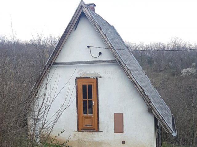 Eladó családi ház, Pécsett 16 M Ft, 1 szobás