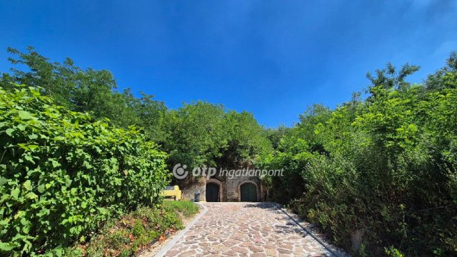 Eladó ipari ingatlan, Szomolyán 179.9 M Ft / költözzbe.hu