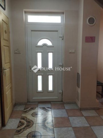 Eladó családi ház, Székesfehérvárott 123 M Ft, 8 szobás