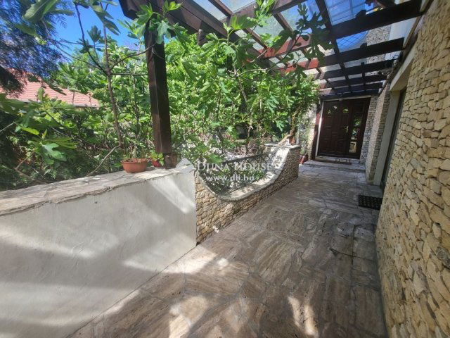 Eladó családi ház, Leányfaluban 199 M Ft, 9 szobás