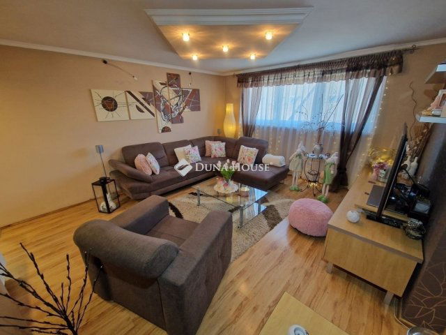 Eladó téglalakás, Baján 95 M Ft, 6 szobás