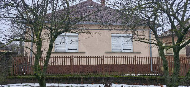 Eladó családi ház, Péren 55.9 M Ft, 3 szobás