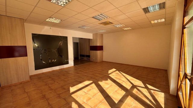 Kiadó üzlethelyiség, Békéscsabán 300 E Ft / hó, 2 szobás