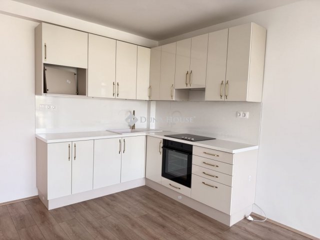 Eladó panellakás, Pécsett 64.9 M Ft, 3 szobás