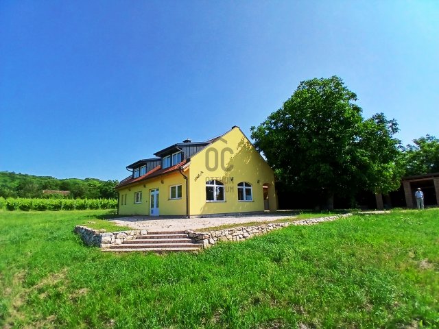 Eladó családi ház, Siklóson 80 M Ft, 8 szobás