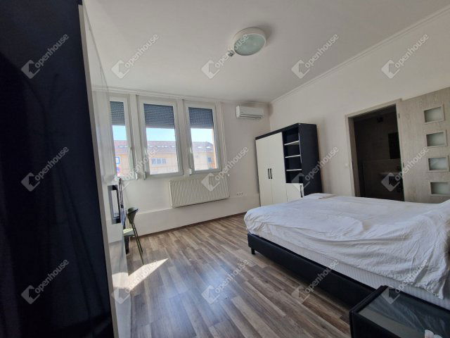 Eladó hotel, Komáromban 762 M Ft, 28 szobás