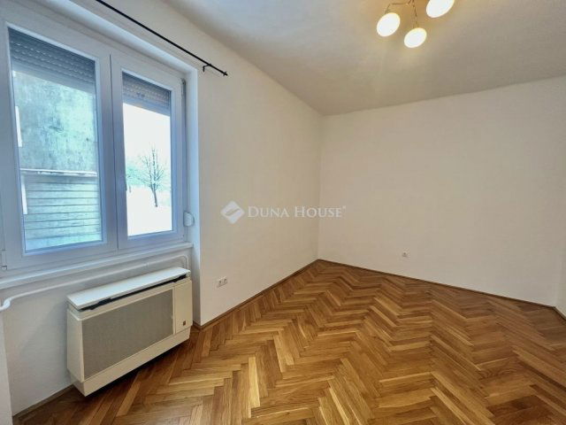 Eladó téglalakás, Veszprémben 54.9 M Ft, 2 szobás