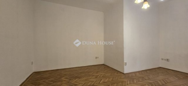 Eladó téglalakás, Budapesten, V. kerületben 59.9 M Ft, 1 szobás