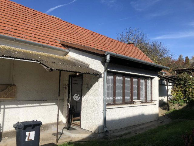 Eladó családi ház, Ajkán 21.4 M Ft, 2 szobás