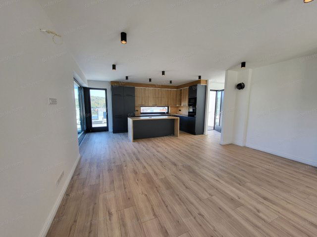 Eladó családi ház, Budapesten, III. kerületben 399.9 M Ft