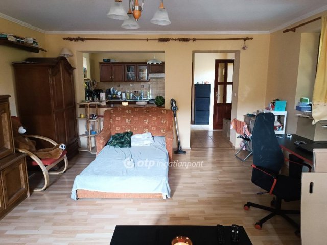 Eladó családi ház, Vértesbogláron 89.9 M Ft, 8 szobás