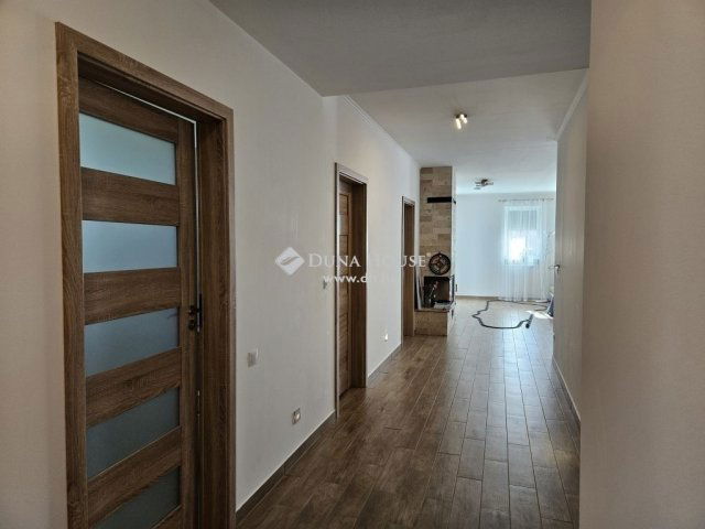 Eladó családi ház, Vácon 147.1 M Ft, 4 szobás