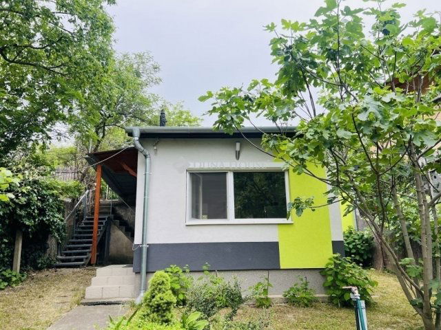 Eladó családi ház, Szigetszentmiklóson 49.99 M Ft, 2 szobás
