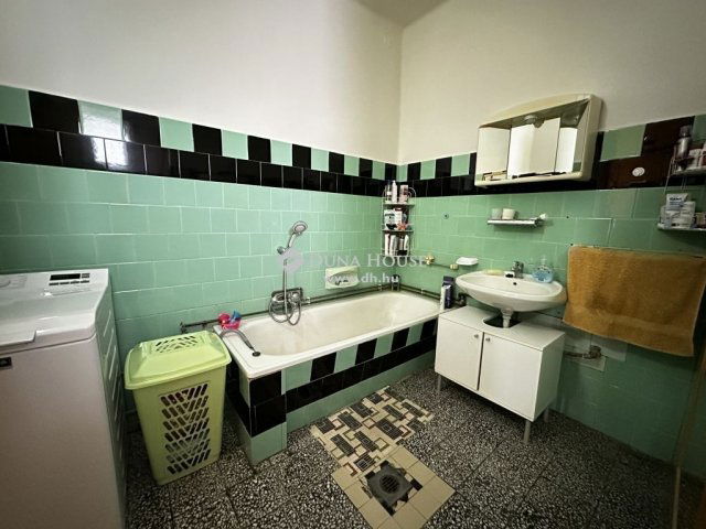 Eladó családi ház, Pincehelyen 18 M Ft, 5 szobás