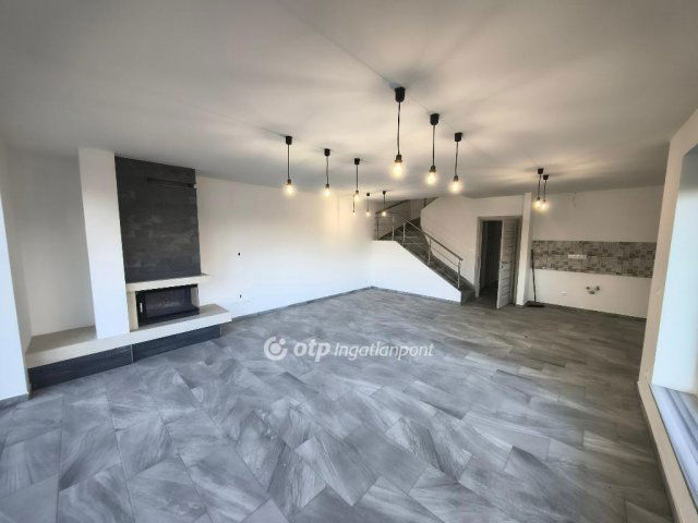 Eladó téglalakás, Siófokon 149 M Ft, 4 szobás