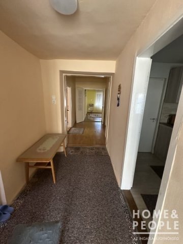 Eladó családi ház, Szegeden 73.5 M Ft, 4 szobás