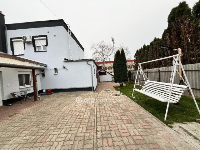 Eladó ikerház, Dunaújvárosban 84 M Ft, 3 szobás