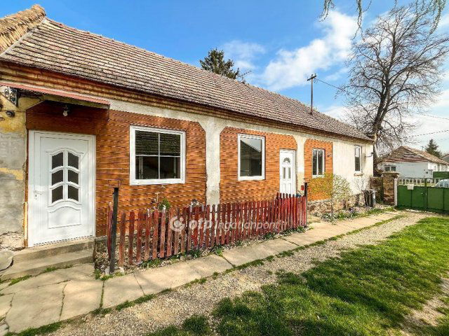 Eladó családi ház, Lázin 24.9 M Ft, 3 szobás