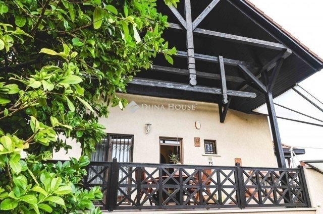 Eladó családi ház, Pécsett 145 M Ft, 7 szobás