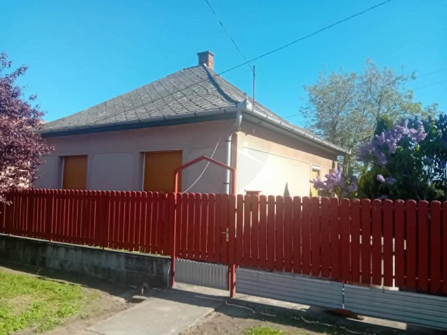 Eladó családi ház, Adácson 29.5 M Ft, 2+1 szobás