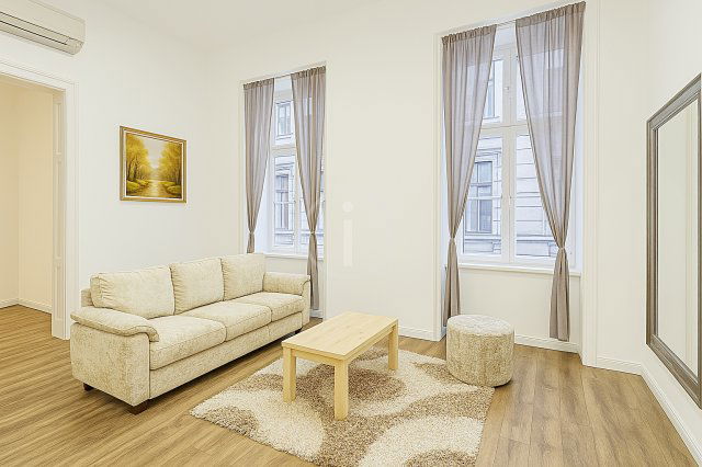 Eladó téglalakás, Budapesten, VI. kerületben, Podmaniczky utcában