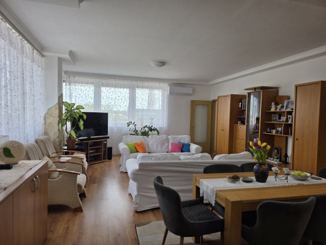 Eladó téglalakás, Székesfehérvárott 95 M Ft, 1+4 szobás