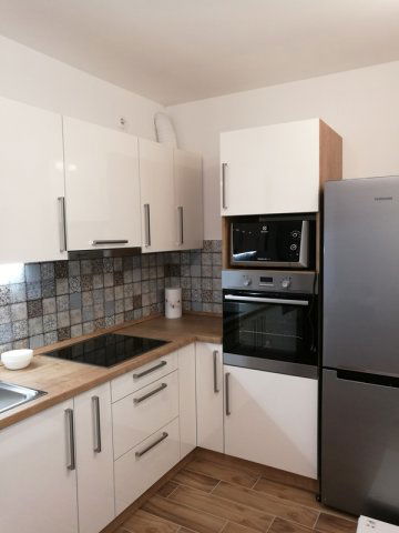 Kiadó téglalakás, albérlet, Pécsett, Antal utcában, 3 szobás