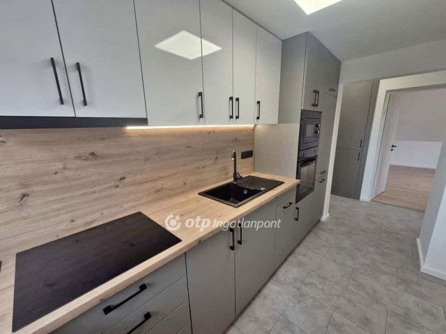 Eladó téglalakás, Pécsett 54.9 M Ft, 2+1 szobás