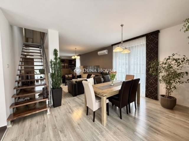 Eladó családi ház, Pécsett 129.9 M Ft, 5 szobás