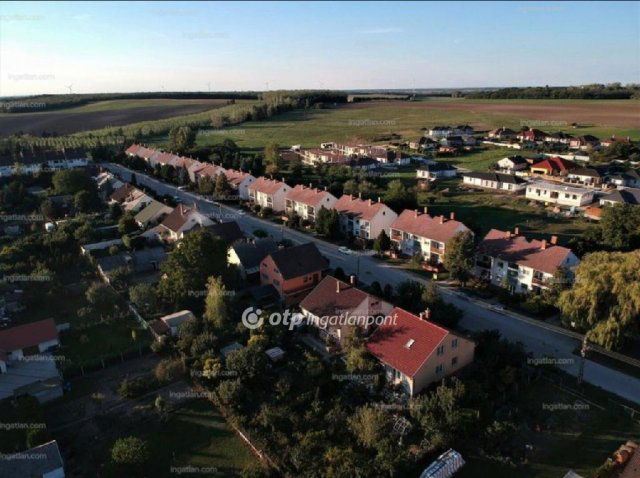 Eladó téglalakás, Bábolnán 43.9 M Ft, 3 szobás