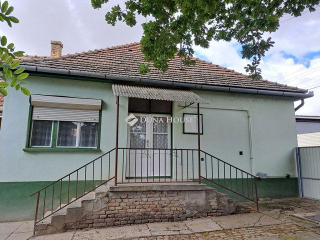 Eladó családi ház, Garán 14 M Ft, 4 szobás