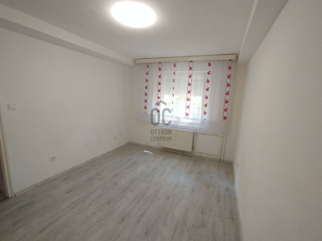 Eladó téglalakás, Szolnokon 26 M Ft, 3 szobás