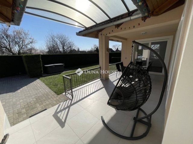 Eladó családi ház, Pécsett 174.9 M Ft, 4 szobás
