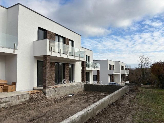 Eladó téglalakás, Balatonakarattyán 131.9 M Ft, 4 szobás