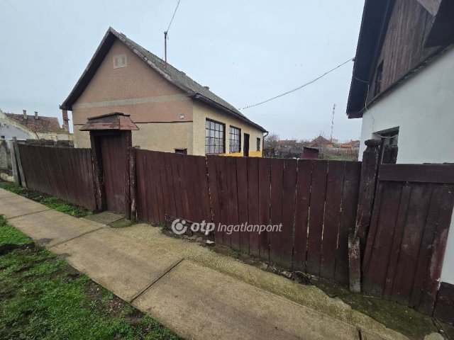 Eladó családi ház, Derecskén 6.25 M Ft, 2 szobás