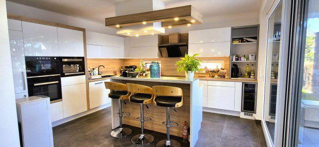 Eladó családi ház, Ábrahámhegyen 298 M Ft, 5+1 szobás