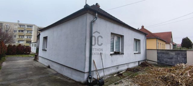 Eladó családi ház, Ajkán 57.9 M Ft, 3 szobás
