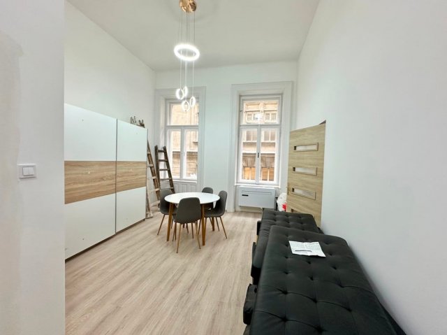 Eladó téglalakás, Budapesten, V. kerületben, Semmelweis utcában