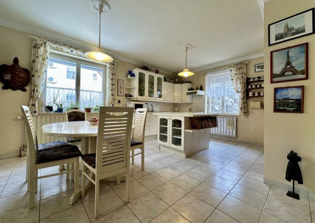 Eladó családi ház, Budakalászon 219 M Ft, 8 szobás