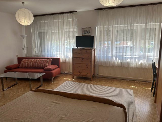 Kiadó téglalakás, albérlet, Pécsett 160 E Ft / hó, 1 szobás