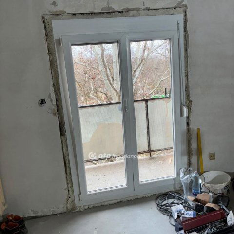 Eladó panellakás, Pécsett 64.9 M Ft, 2 szobás