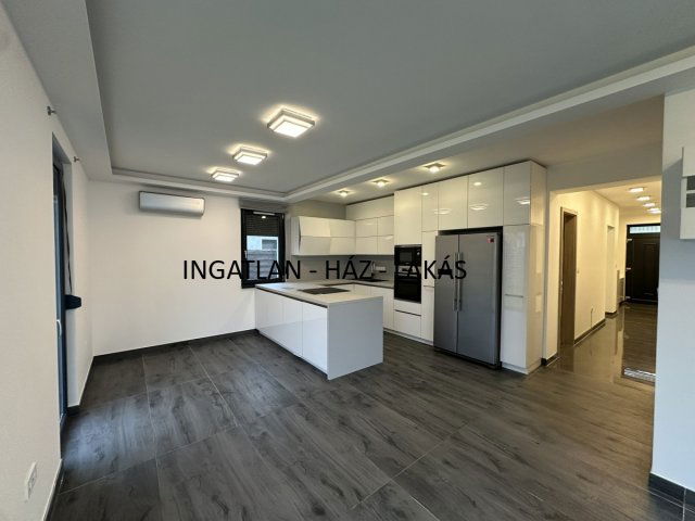 Eladó ikerház, Nagytarcsán 129.9 M Ft, 4+1 szobás