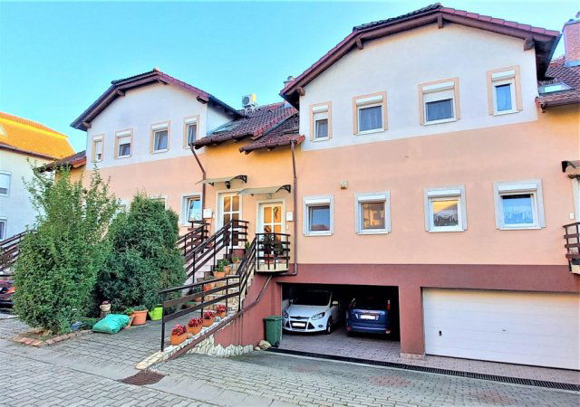 Eladó sorház, Dunakeszin, Széchenyi utcában 105 M Ft, 4 szobás