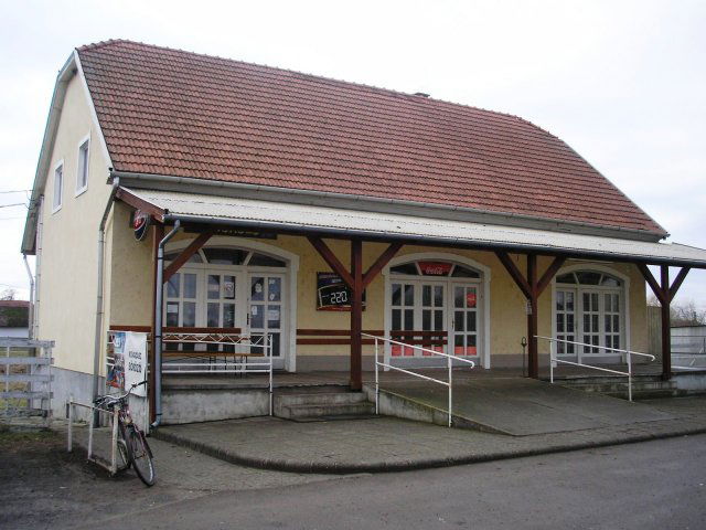 Eladó üzlethelyiség, Szentistvánon 23.9 M Ft