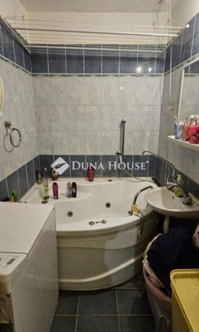 Eladó panellakás, Pécsett 44.99 M Ft, 3 szobás