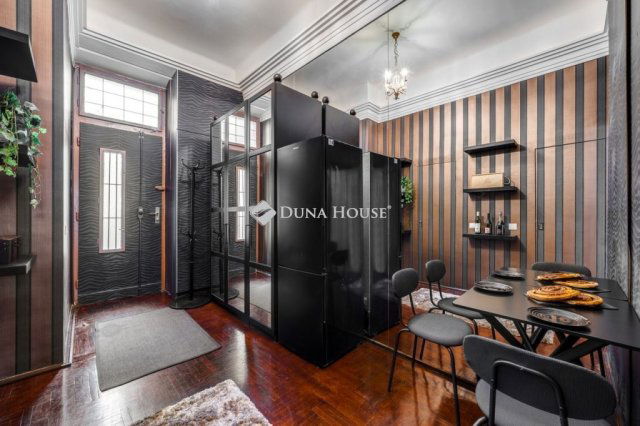 Eladó téglalakás, Budapesten, V. kerületben 129 M Ft, 1 szobás