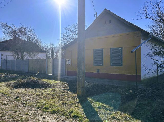 Eladó családi ház, Dombiratoson 4.9 M Ft, 3 szobás