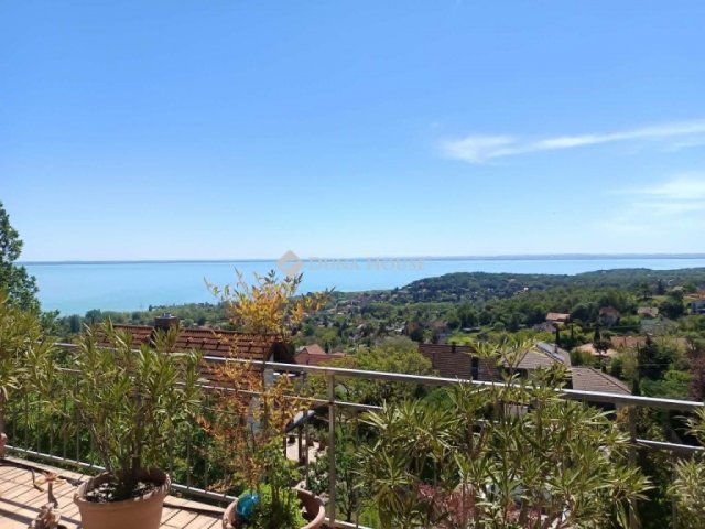 Eladó családi ház, Balatonalmádiban 199 M Ft, 9 szobás